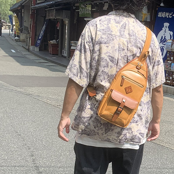 背中で魅せるボディバッグ